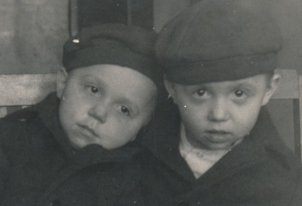 Женя и Саша. «В детстве, маленькими, мы всегда вместе держались, а лет с 12 нас стало раскидывать»