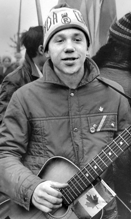 Евгений окончил музыкальную школу по классу классической гитары