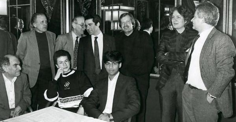 Легенды шахматного мира: Михаил Таль, Жоэль Лотье, Виши Ананд (сидят), Бент Ларсен, Виктор Корчной, Гарри Каспаров, Бессел Кок, Ян Тимман, Борис Спасский (стоят)