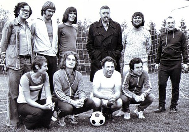 Гроссмейстерский сбор перед шахматной Олимпиадой в Хайфе, 1976 год. Сидят: массажистка, Ян Хендрик Тимман, Ханс Баумейстер, Геннадий Сосонко. Стоят: Ханс Рее, Ханс Бем, Герт Лигтеринк, Ян Хейн Доннер, Робби Хартох, Виктор Корчной. Фото сделано через несколько месяцев после того, как Корчной отказался возвращаться в СССР с турнира в Амстердаме