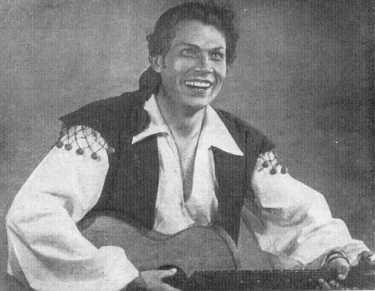 «А сколько за эту карьеру концертов отработать пришлось? Знаете, когда за границу я выезжать начал, такие контракты подписывал — от перегрузки с ума можно было сойти!»