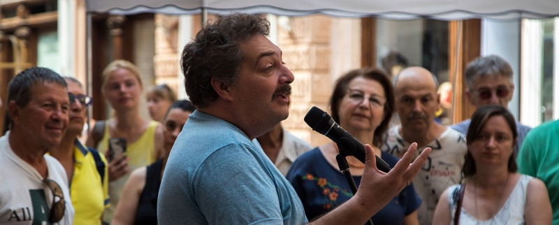 В этом году одесскому Пассажу исполняется 120 лет, он в плачевном состоянии, и Дмитрий Быков своими чтениями также выступил в защиту этого культурного памятника