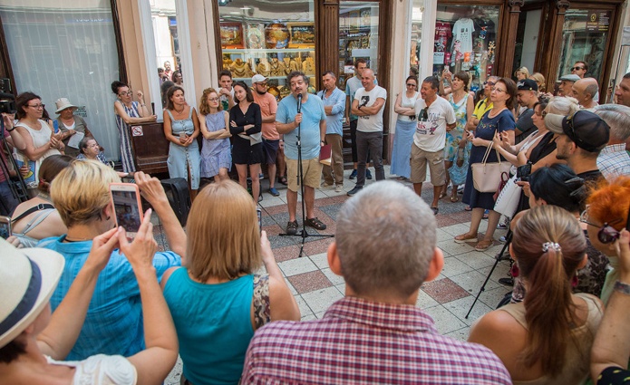В Пассаже Дмитрий Львович рассказывал об одесской русской литературной школе, которая началась с Александра Куприна и Ивана Бунина, и читал фрагменты из автобиографической повести Валентина Катаева «Трава забвения»