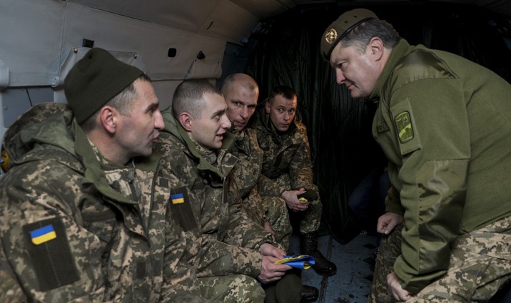 Освобожденные из плена украинские бойцы Николай Герасименко, Александр Лазаренко, Алексей Кириченко и Александр Олейник вместе с президентом Петром Порошенко в вертолете, следующем в Харьков, 27 декабря 2017 года