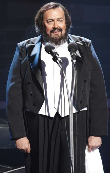 Юрий Стоянов в образе Лучано Паваротти