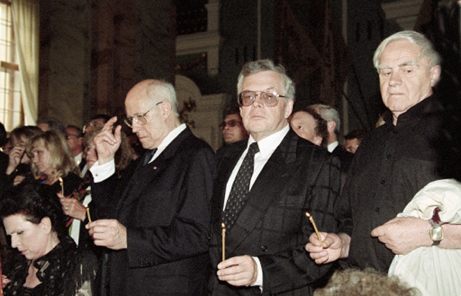 Галина Вишневская, Мстислав Ростропович, композитор Андрей Петров и Даниил Гранин во время захоронения останков царской семьи Николая II в Петропавловском соборе Санкт-Петербурга, 1998 год