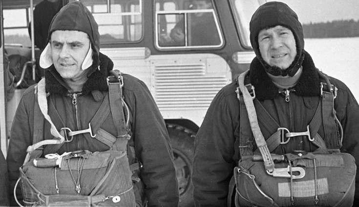 С Владимиром Комаровым перед прыжком с парашютом