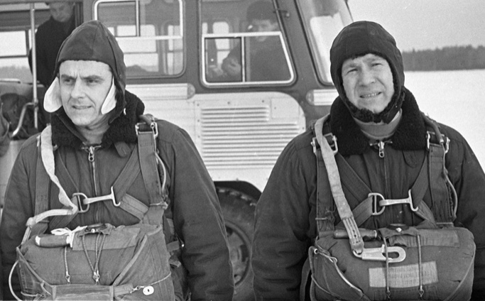 С Владимиром Комаровым перед прыжком с парашютом