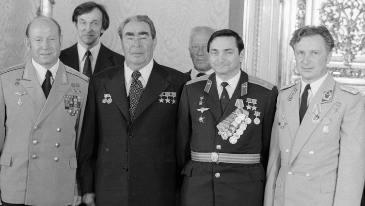 Алексей Леонов, генеральный секретарь ЦК КПСС Леонид Брежнев, Валерий Быковский и первый космонавт ГДР Зигмунд Йен, совершивший с Быковским экспедицию на орбитальную станцию «Салют-6», после вручения наград в Кремле. Москва, 12 сентября 1978 года