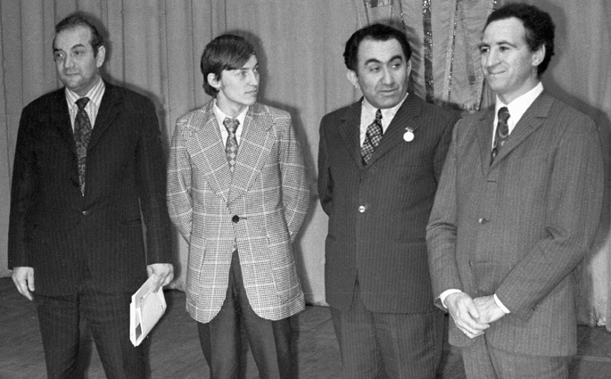 Виктор Корчной, Анатолий Карпов, Тигран Петросян и Лев Полугаевский на торжественной церемонии закрытия 41-го чемпионата СССР по шахматам, 1973 год
