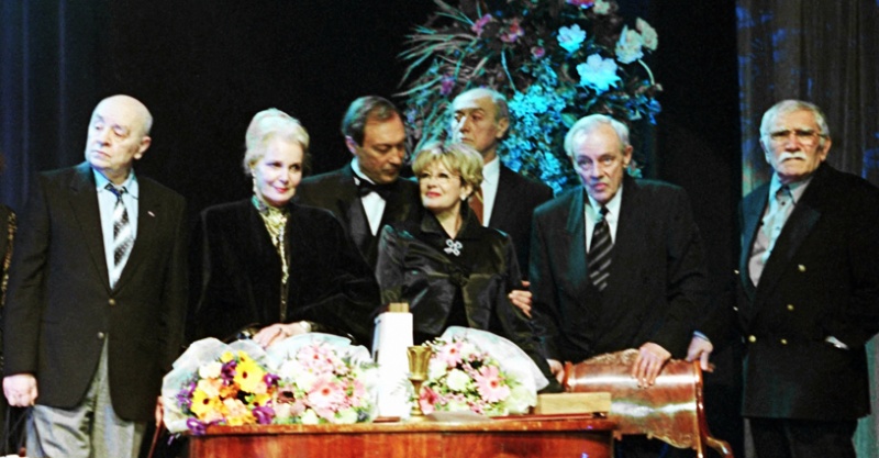 Лауреаты премии «Кумир» по итогам 2000-2001 годов (слева направо): Леонид Броневой, Элина Быстрицкая, Олег Янковский, Марина Неелова, Отар Мегвинетухуцеси, Кирилл Лавров и Армен Джигарханян