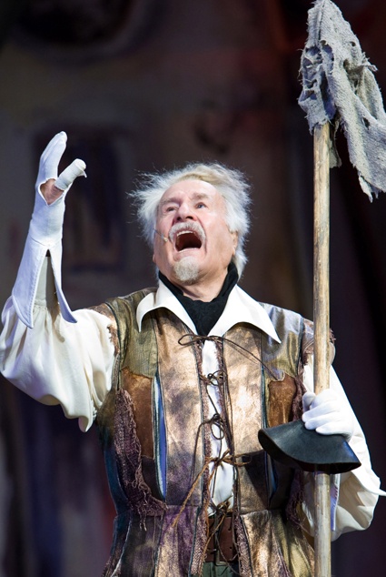 В роли Дон Кихота в спектакле «Человек из Ламанчи», 2004 год. «Ничего не называй своим, кроме своей души»