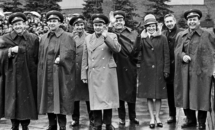 Летчики-космонавты Алексей Леонов, Павел Беляев, Валерий Быковский, Андриян Николаев, Герман Титов, Валентина Терешкова, Константин Феоктистов, Павел Попович во время первомайской демонстрации трудящихся, 1965 год