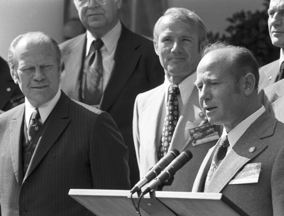 С президентом США Джеральдом Фордом (крайний слева) во время визита в США в рамках программы экспериментального полета «Союз» — «Аполлон», июль 1976 года