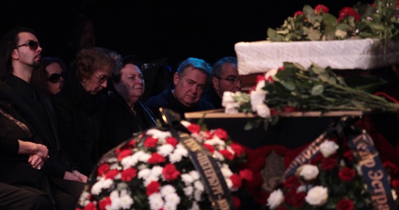 Прощание с Ильей Олейниковым в Театре эстрады. Сын Денис Клявер (солист поп-группы «Чай вдвоем»), вдова Ирина, Юрий Стоянов и другие, Санкт-Петербург, 14 ноября 2012 ода. «Очень неожиданно он ушел, через 12 дней после последнего съемочного дня»