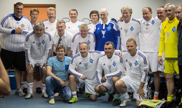 «Динамо»-1986 и «Друзья «Динамо» перед товарищеским матчем «Кубок славы поколений», посвященном 30-летию победы киевского «Динамо» в Кубке кубков, 29 мая 2016 года. Первый ряд: «кварталец» Сергей Казанин, Иван Яремчук, Вадим Евтушенко, Сергей Процюк. Второй ряд: Владимир Горилый, Олег Блохин, Владимир Бессонов, Дмитрий Гордон, Алексей Михайличенко, Павел Яковенко, Геннадий Литовченко, Виктор Чанов, Владимир Веремеев. Третий ряд: «кварталец» Юрий Корявченков, Леонид Буряк, Олег Кузнецов, Сергей Шматоваленко, Василий Рац