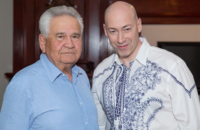 С Дмитрием Гордоном. «Я очень тебе благодарен. Никогда так свободно себя не чувствовал, как сейчас, с тобой беседуя, и работой, которую мы выполнили, доволен»