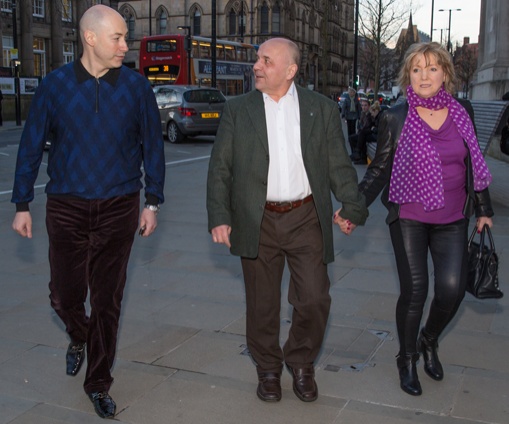 Дмитрий Гордон и Виктор Суворов с супругой Татьяной, Манчестер, 2016 год. «Я до сих пор под защитой Британской Короны нахожусь, за что этой гостеприимной стране Великобритании, которая меня, мою жену, детей и внуков защитила, благодарен»