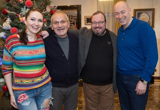 Главный редактор интернет-издания «ГОРДОН» Алеся Бацман, Савик Шустер, Станислав Белковский и Дмитрий Гордон. «Мне интересно и в России, и в Украине, где наслаждаюсь общением с вами, Дмитрий»