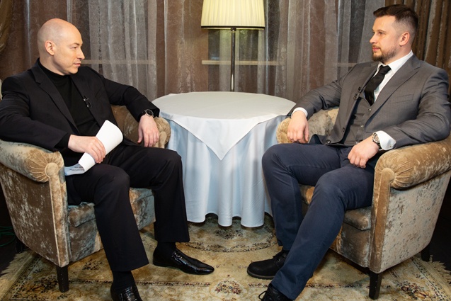 С Дмитрием Гордоном. «Что Мариуполь — это предательство из Киева было, вы понимаете?». — «А Дебальцево — не предательство?». — «Конечно». — «А Изварино?». — «Само собой». — «А Иловайск?». — «Разумеется...» Фото Ростислава ГОРДОНА