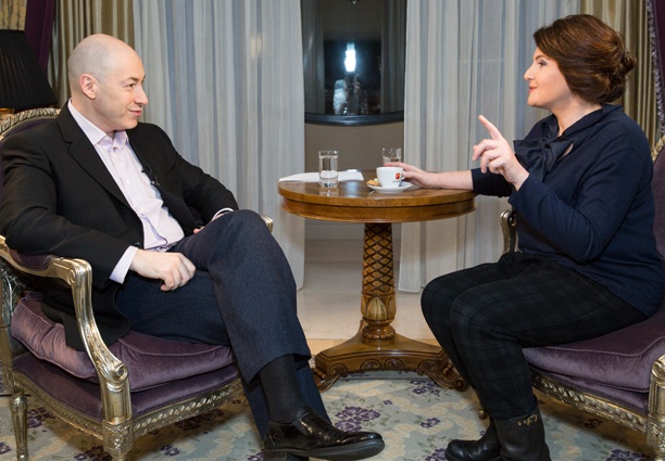 С Дмитрием Гордоном. «Я слышала, что многие отца эдаким демоном представляли, но папа сам хотел, чтобы его таким видели, во всяком случае, никогда против этого сильно не возражал»