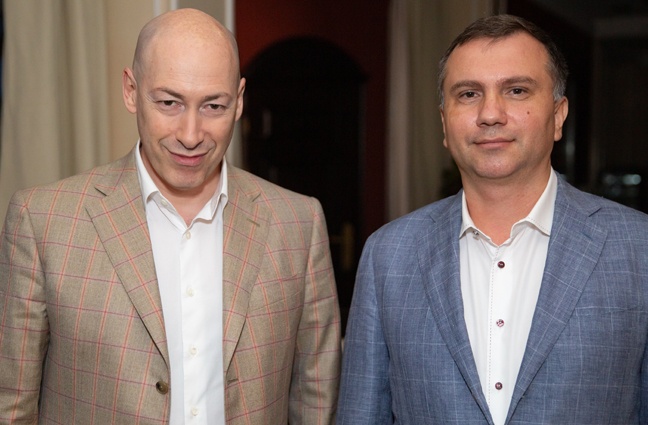 С Дмитрием Гордоном. «Я пришел в суд фактически из адвокатуры, поэтому всегда могу туда вернуться. У меня есть право на отставку... К тому же меня периодически терзают мысли: а зачем мне это все надо?»