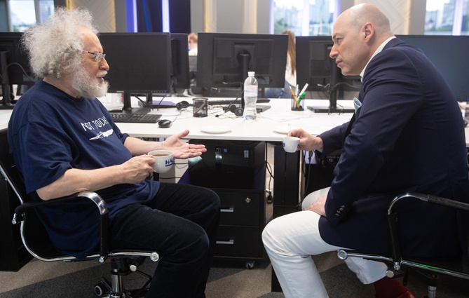 С Дмитрием Гордоном. «Все, что я говорю, абсолютно безответственно, поскольку это всего лишь моя точка зрения, мои наблюдения»