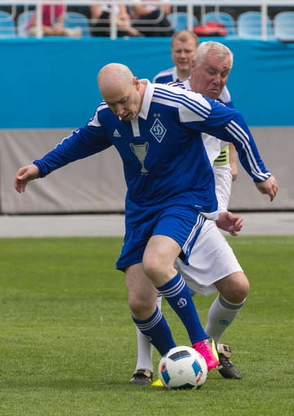 Дмитрий Гордон и Анатолий Демьяненко — борьба за мяч