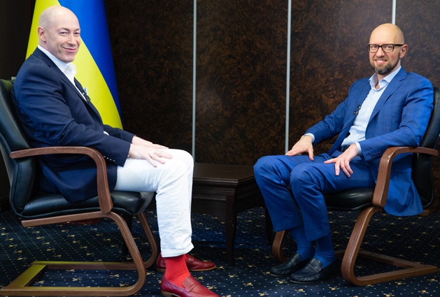 С Дмитрием Гордоном. «Юристы живут в мире квадратов, правильных форм. И я жил в системе. Сейчас нужно учиться жить в хаосе, потому что мы к нему все ближе и ближе»