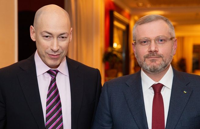 С Дмитрием Гордоном. «Для меня украинец — каждый, кто свое будущее с Украиной связывает и на ее благо работать готов, и мне все равно, на каком языке он разговаривает, в какую церковь ходит и к какому памятнику цветы носит»