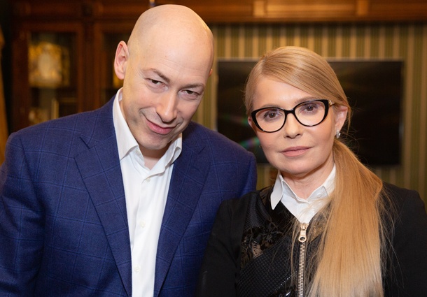 С Дмитрием Гордоном. «Люди сейчас запутались. Белого, черного нет — все абсолютно серое, поскольку промывка мозгов апогея достигла. Где реальность, а где обман, народ не понимает, и я благодарна вам за то, что вы людям глаза раскрыть пытаетесь.  Эта работа бесценна» Фото Ростислава ГОРДОНА