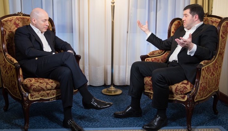 С Дмитрием Гордоном. «Кто-то думал, что я бояться или стесняться одеяла буду, но к одеялу никаких претензий у меня нет» Фото Ростислава ГОРДОНА