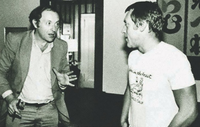 С Иосифом Бродским в квартире Михаила Барышникова, Нью-Йорк, 1977 год. Познакомились поэты в конце 60-х (о Высоцком Бродский узнал от Анны Ахматовой), а в эту встречу Иосиф подарил Владимиру свой сборник с дарственной надписью: «Лучшему поэту России, как внутри ее, так и извне»