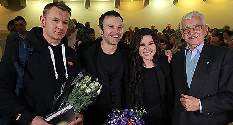 Лидер группы «Тартак» Сашко Положинский, Святослав Вакарчук, Руслана и украинский диссидент, писатель и философ Евгений Сверстюк, 2013 год