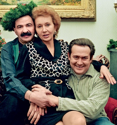 С Ильей Олейниковым и его супругой Ириной. «Илья старше меня на 10 лет, и на кого-то опереться мне надо было, в чьих-то глазах увидеть, что этот человек меня не подведет»