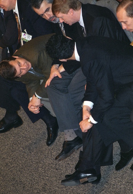 Альфред Кох, заместитель руководителя Администрации президента России Евгений Савостьянов, Анатолий Чубайс, Борис Немцов и Владимир Путин, 1996 год. «Я с Путиным очень давно последний раз общался, и то, каким он был, очень сильно отличается от того, какой сейчас»