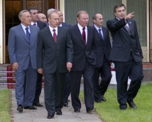 Президент Казахстана Нурсултан Назарбаев, президент России Владимир Путин, президент Украины Леонид Кучма, президент Грузии Михеил Саакашвили и другие на встрече лидеров СНГ, 2004 год