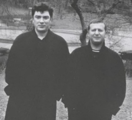 С Борисом Немцовым. «Преемником Ельцина манипулировать хотели, а тут получается, что человек из Нижнего Новгорода приехал, никаких обязательств на себя не брал... Гусинский мне откровенно говорил: «Как преемник Боря нас не устраивает, мы сопротивляться будем...»