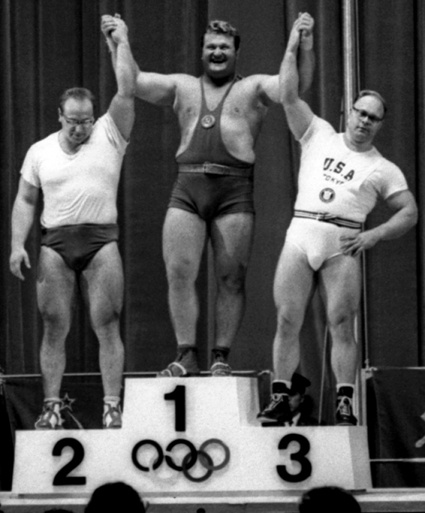 Олимпийские игры в Токио, 1964 год. I место — Леонид Жаботинский(СССР), II место — Юрий Власов (СССР), III место — Норберт Шемански (США). «Кто не видел состязаний супертяжей, тот не видел токийской Олимпиады»