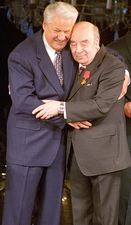 С Борисом Ельциным, 90-е. Леонид Сергеевич вспоминал, как в 1979 году после концерта в Кремлевском дворце съездов за кулисы пришел тогдашний первый секретарь московского горкома партии Ельцин и обратился к нему: «Вы сибиряк?». — «Да, — ответил Броневой, — много лет работал в Иркутске». «Почему он до сих пор не народный?» — поинтересовался Ельцин у министра культуры Мелентьева. Буквально через несколько дней был подписан приказ о присуждении Леониду Броневому почетного звания «Народный артист РСФСР»