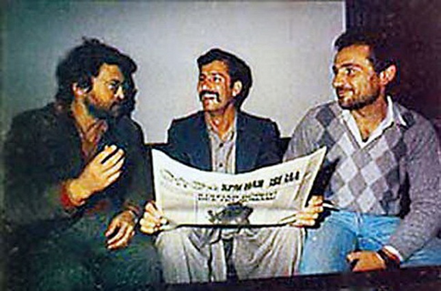 Винченцо Спаранья, Рухани Варда и Савик Шустер с лже-«Красной звездой», Кабул, 1984 год. В 84-м Савик занимался изготовлением, доставкой в Афганистан и распространением в Кабуле поддельного тиража советской газеты «Красная звезда», который был выпущен представителями итальянских радикальных СМИ и содержал антисоветскую и антивоенную агитацию