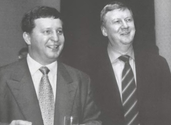 С одним из идеологов экономических реформ 90-х Анатолием Чубайсом. «Чубайсу нужно было в политику идти и в ней оставаться, но он предпочел попытаться в новую власть встроиться, и, мне кажется, это ему не удалось»