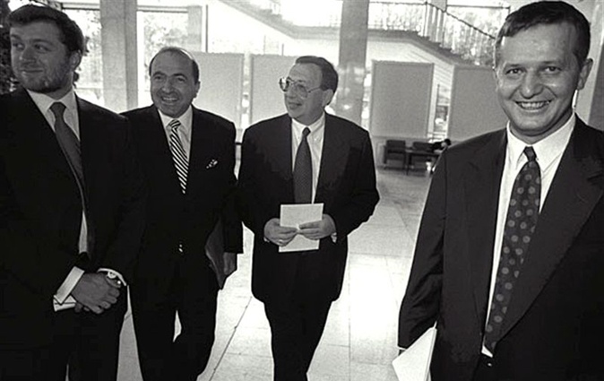 С российскими олигархами Романом Абрамовичем, Борисом Березовским и Владимиром Гусинским, 90-е. «Вот что такое олигархия? Это смычка власти и денег, так вот, деньги у этих людей были, а власти не было. В том смысле, в каком мы слово «олигарх» понимать привыкли, олигархами только двое являлись — Березовский и Гусинский, причем и сила, и власть их отнюдь не количеством денег определялась»