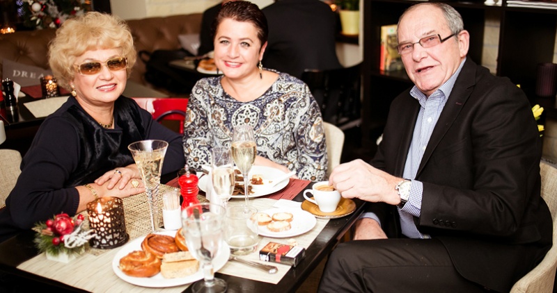 Людмила Борисовна с актером Эммануилом Виторганом (отцом ее зятя Максима) и его супругой Ириной Млодик