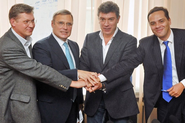 Российские оппозиционеры Владимир Рыжков, Михаил Касьянов, Борис Немцов и Владимир Милов. «Дело Немцова совсем разваливается, чеченцев используют как прикрытие, реально убил кто-то другой — похоже на убийство спецназовцем ГРУ»