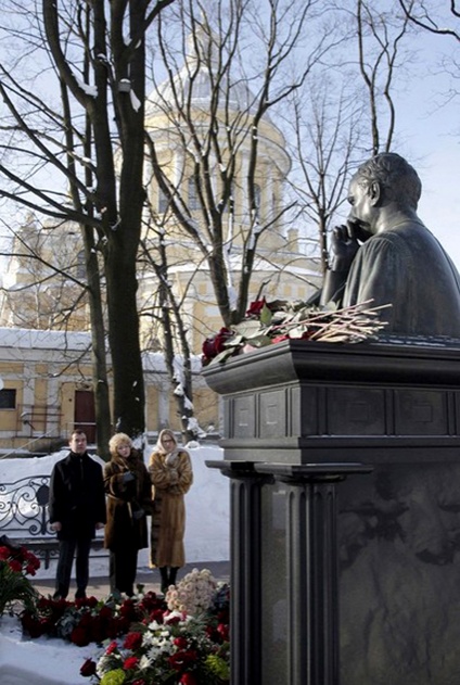Людмила Борисовна и Ксения с президентом России Дмитрием Медведевым на могиле Анатолия Собчака, 20 февраля 2010 года