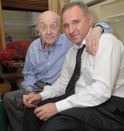 С выдающимся украинским кардиохирургом Борисом Тодуровым. «Здесь, в киевском Институте сердца, 100 дней я лежал, сейчас снова почти три месяца... Кто меня в Москве три месяца держать будет? — поэтому еду сюда»