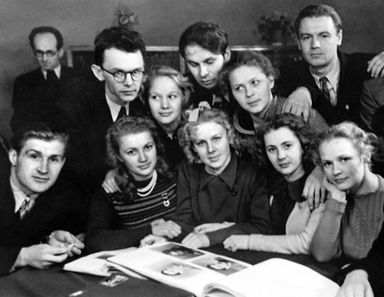 С Леонидом Гайдаем Нина Гребешкова познакомилась, когда перешла с курса Сергея Герасимова на курс Василия Ванина. «Вот мы за столом сидим — читка идет, каждый в свою бумажку уткнулся, все потихоньку входят, выходят, и Леня так же входит, так я всегда спиной чувствовала, что это Гайдай пришел»