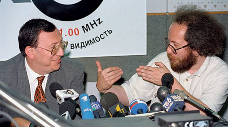 С медиа-магнатом, главой холдинга ЗАО «Медиа-Мост», куда входили издания и телекомпании, в том числе НТВ и «Эхо Москвы», Владимиром Гусинским в эфире «Эха», конец 90-х