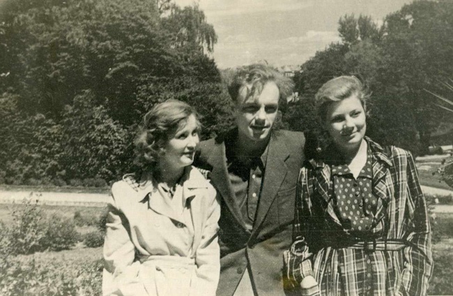 Кирилл Лавров со своей будущей женой Валентиной Николаевой (слева) и ее подругой Изабеллой Павловой — «они вместе приехали в Киев из Москвы по распределению Школы-студии МХАТ, впоследствии Павлова стала супругой Николая Рушковского, с которым папа очень дружил», Киев, начало 50-х